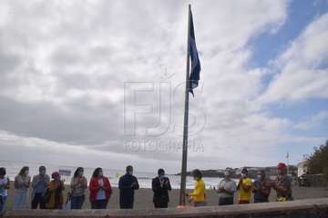 Izado de la bandera azul en Hoya del Pozo (foto TA/Francisco Javier Santana)